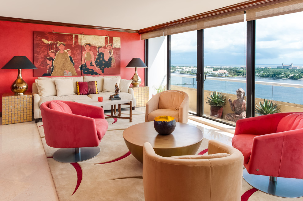 Пример оригинального дизайна: гостиная комната в восточном стиле с красными стенами и бежевым полом