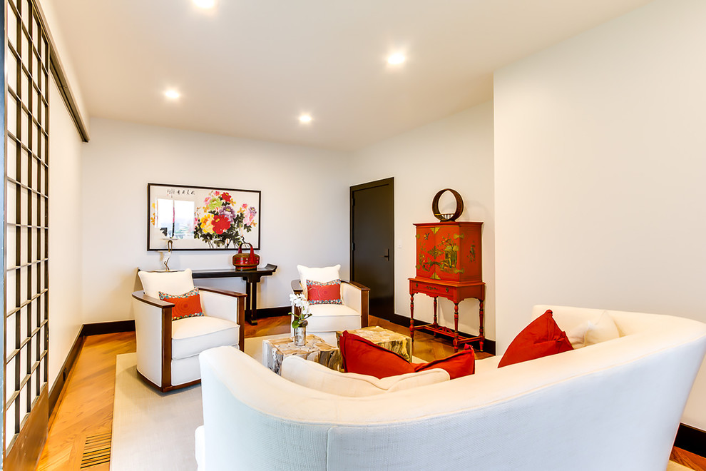 Foto de salón para visitas cerrado de estilo zen de tamaño medio con paredes blancas, suelo de madera en tonos medios y suelo beige