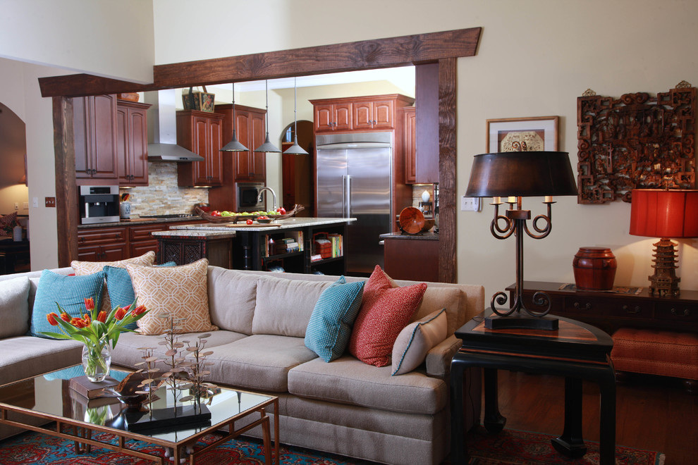 Immagine di un soggiorno tradizionale di medie dimensioni e chiuso con sala formale, pareti beige e pavimento in legno massello medio