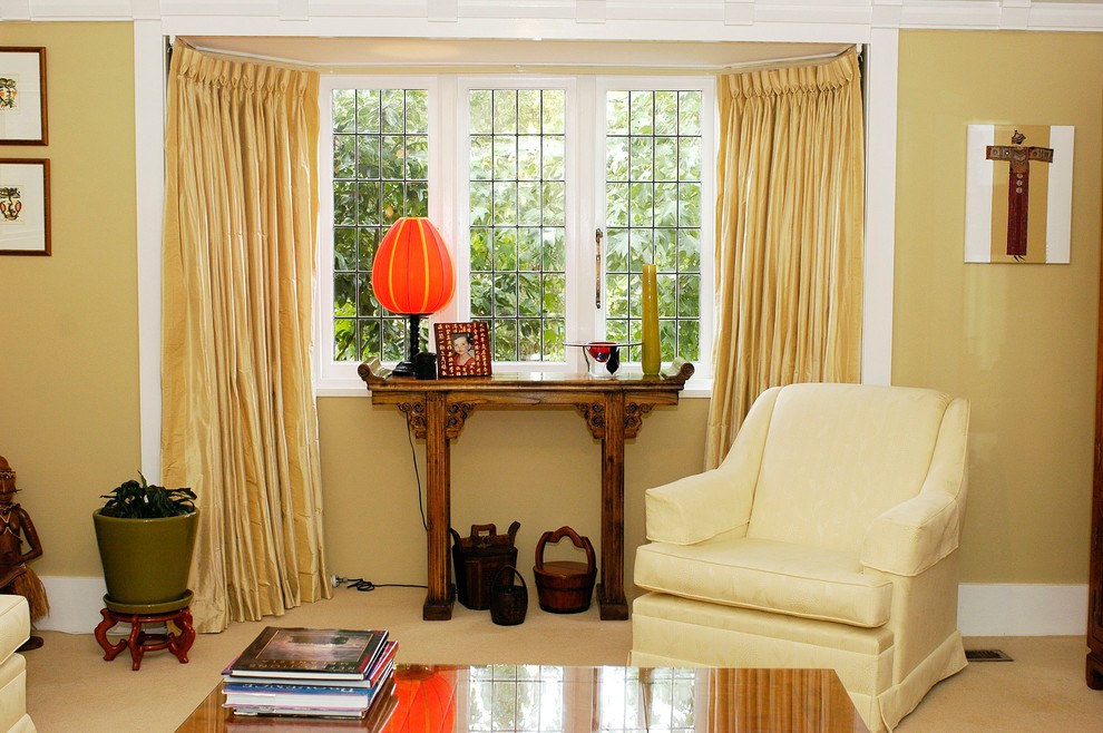Foto di un grande soggiorno etnico chiuso con sala formale, pareti gialle e moquette