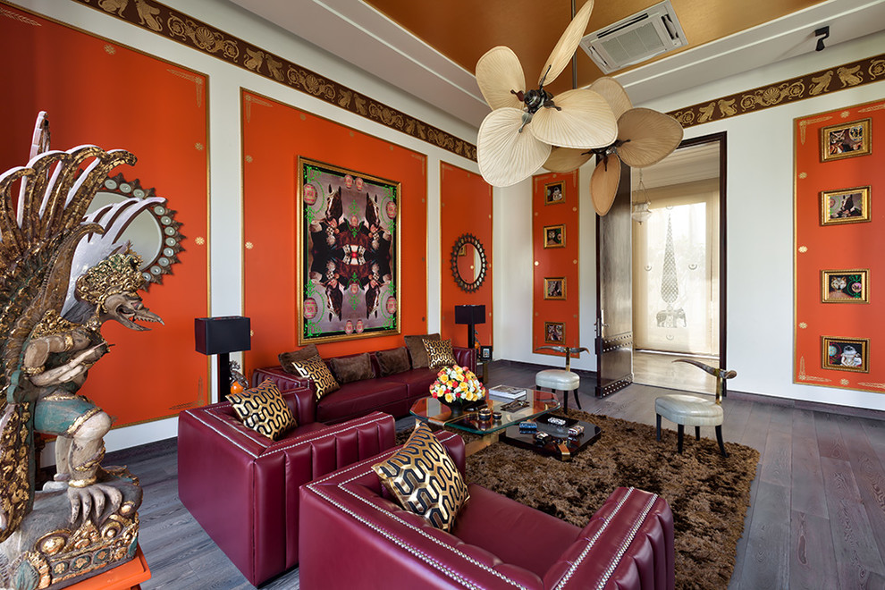 Свежая идея для дизайна: гостиная комната в восточном стиле с бордовым диваном - отличное фото интерьера