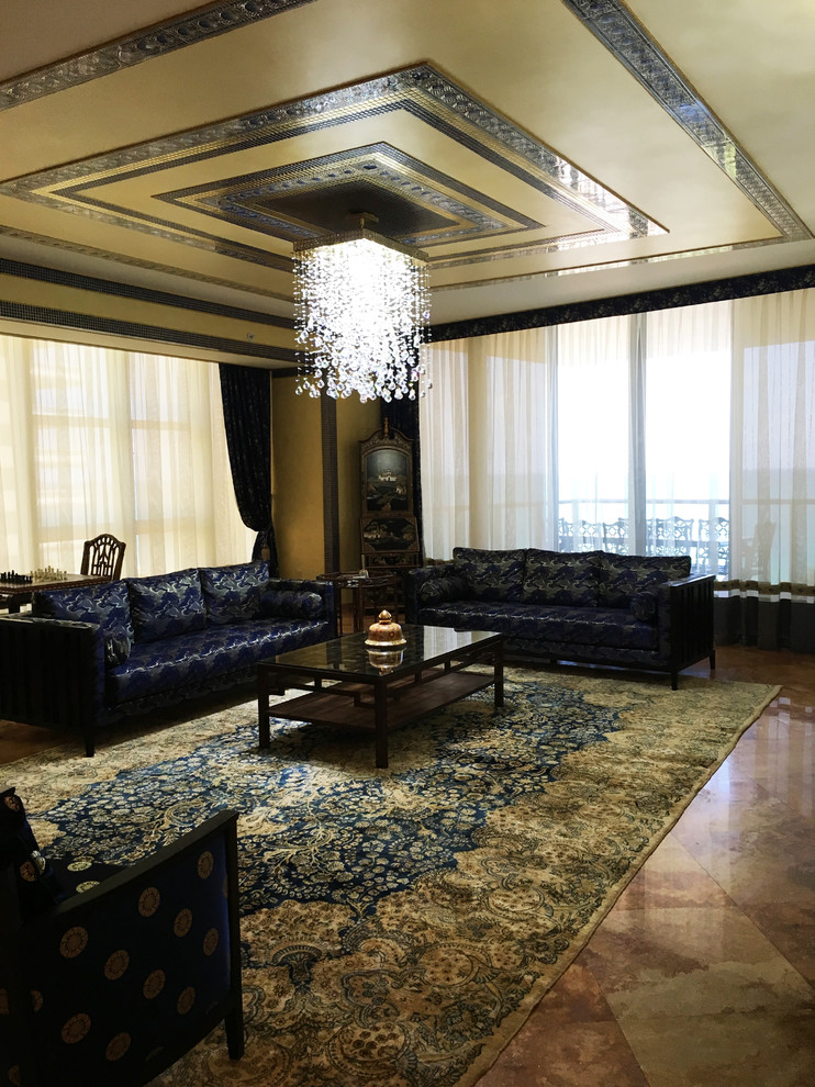 Immagine di un grande soggiorno etnico chiuso con sala formale, pareti beige, pavimento in marmo e TV a parete