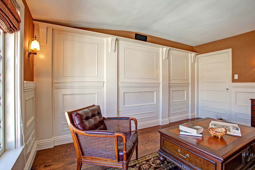 Réalisation d'un salon tradition de taille moyenne et fermé avec une salle de réception, un mur marron et un sol en bois brun.