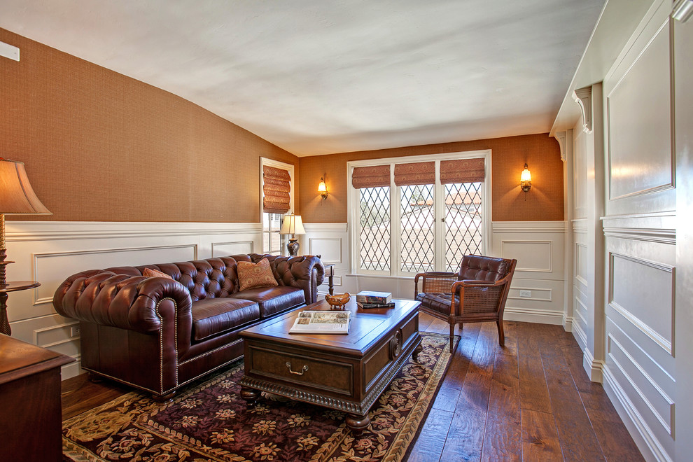 Idée de décoration pour un salon tradition de taille moyenne et fermé avec une salle de réception, un mur marron et un sol en bois brun.