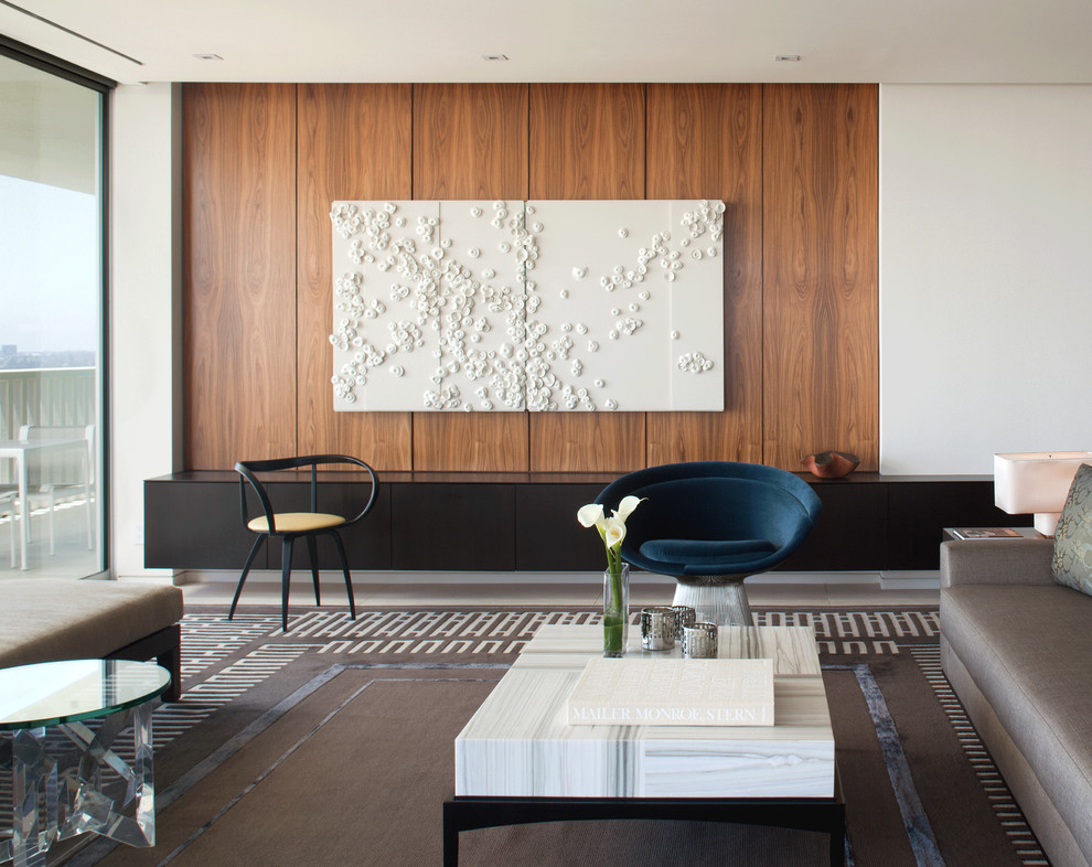 Foto di un grande soggiorno minimal aperto con pareti bianche, pavimento in gres porcellanato e TV nascosta