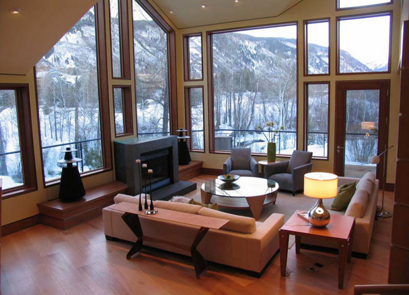 Geräumiges, Offenes Modernes Wohnzimmer mit braunem Holzboden in Denver