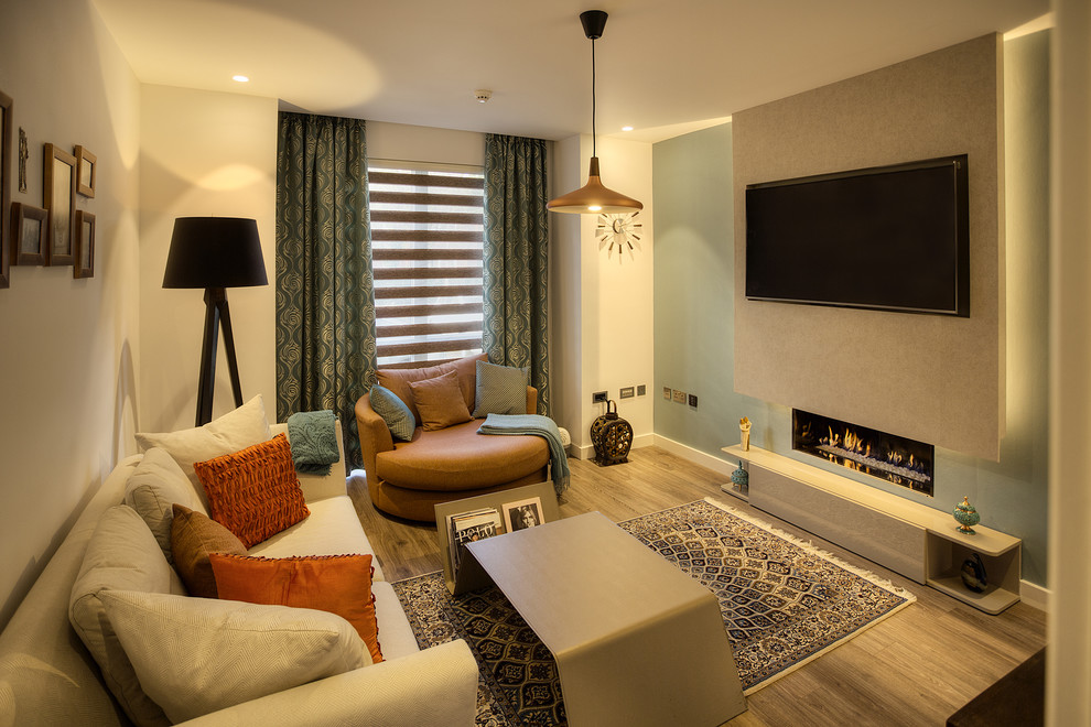 Mittelgroßes, Abgetrenntes Modernes Wohnzimmer mit beiger Wandfarbe, hellem Holzboden, Gaskamin und TV-Wand in Cheshire