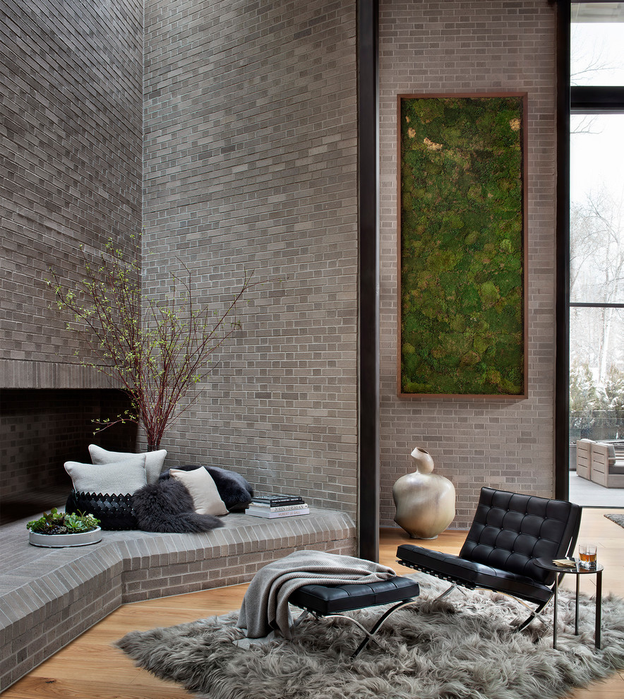 Ispirazione per un soggiorno contemporaneo con pareti grigie, pavimento in legno massello medio e pavimento marrone