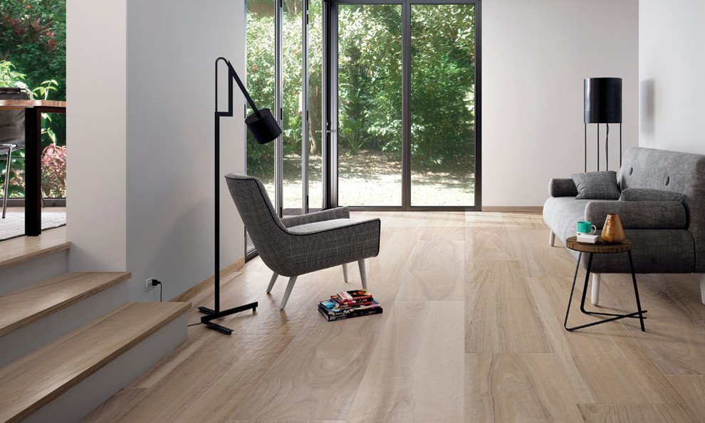 Fernseherloses Modernes Wohnzimmer ohne Kamin mit weißer Wandfarbe, hellem Holzboden und beigem Boden in London