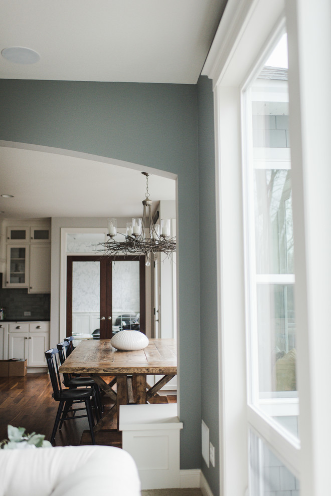 Offenes Klassisches Wohnzimmer mit weißer Wandfarbe, Teppichboden, Kamin, Kaminumrandung aus Stein, TV-Wand und beigem Boden in Minneapolis