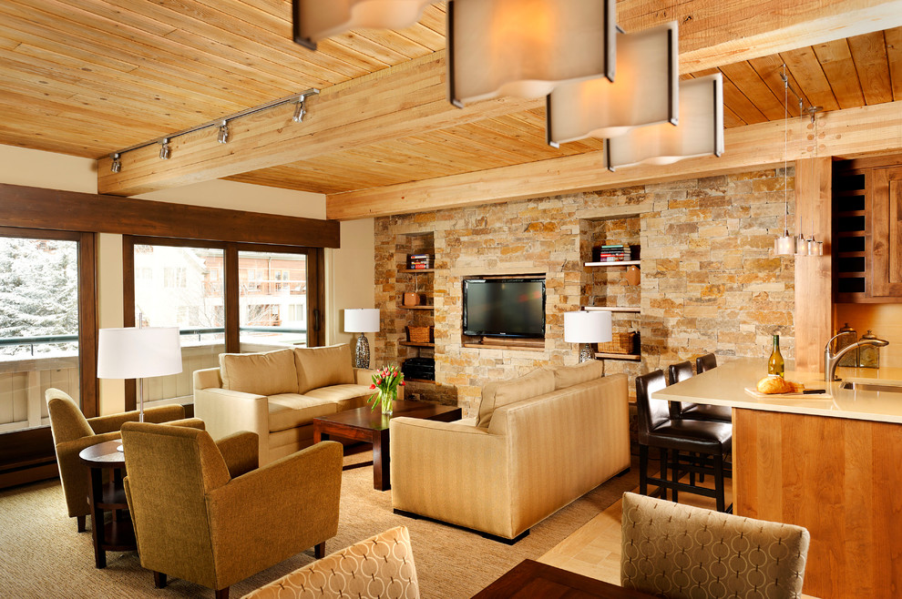 Mittelgroßes, Offenes Klassisches Wohnzimmer mit beiger Wandfarbe, Teppichboden, Kamin, Kaminumrandung aus Metall und Multimediawand in Denver