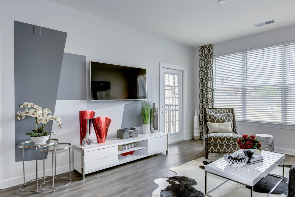 На фото: гостиная комната среднего размера в современном стиле с серыми стенами