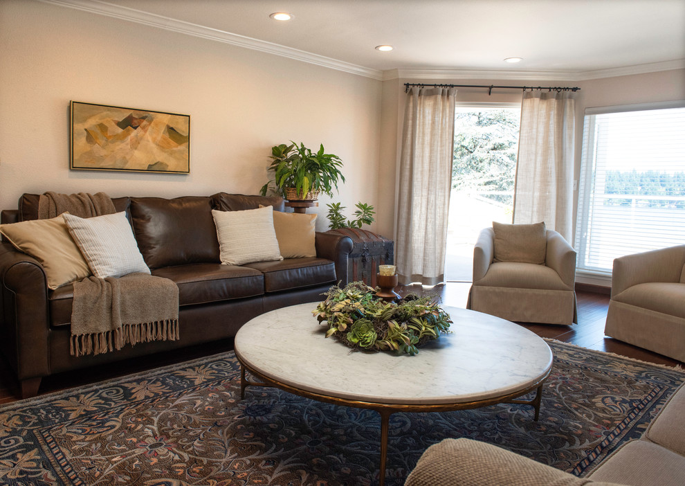 Immagine di un soggiorno chic di medie dimensioni e aperto con pareti beige, parquet scuro, nessun camino, parete attrezzata e pavimento marrone