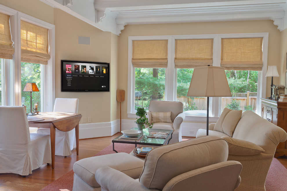 Imagen de salón para visitas cerrado tradicional de tamaño medio con paredes beige, suelo de madera en tonos medios y televisor colgado en la pared