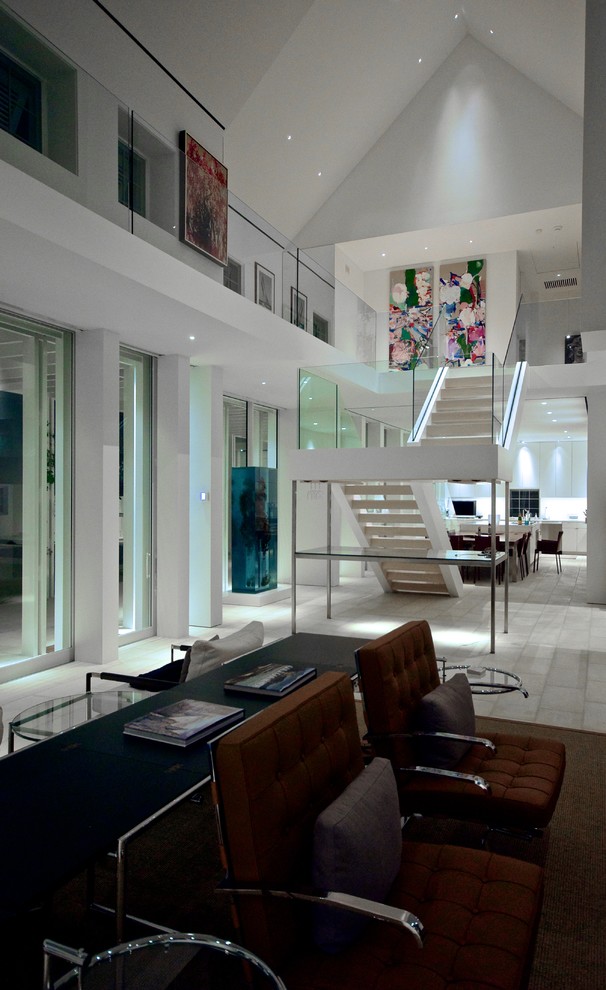 На фото: парадная, открытая гостиная комната среднего размера в современном стиле с белыми стенами, фасадом камина из камня и скрытым телевизором с