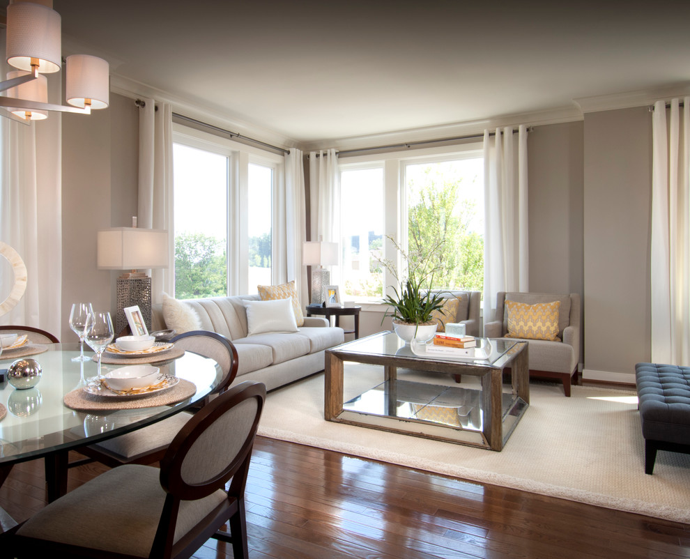 Пример оригинального дизайна: гостиная комната в стиле неоклассика (современная классика) с серыми стенами