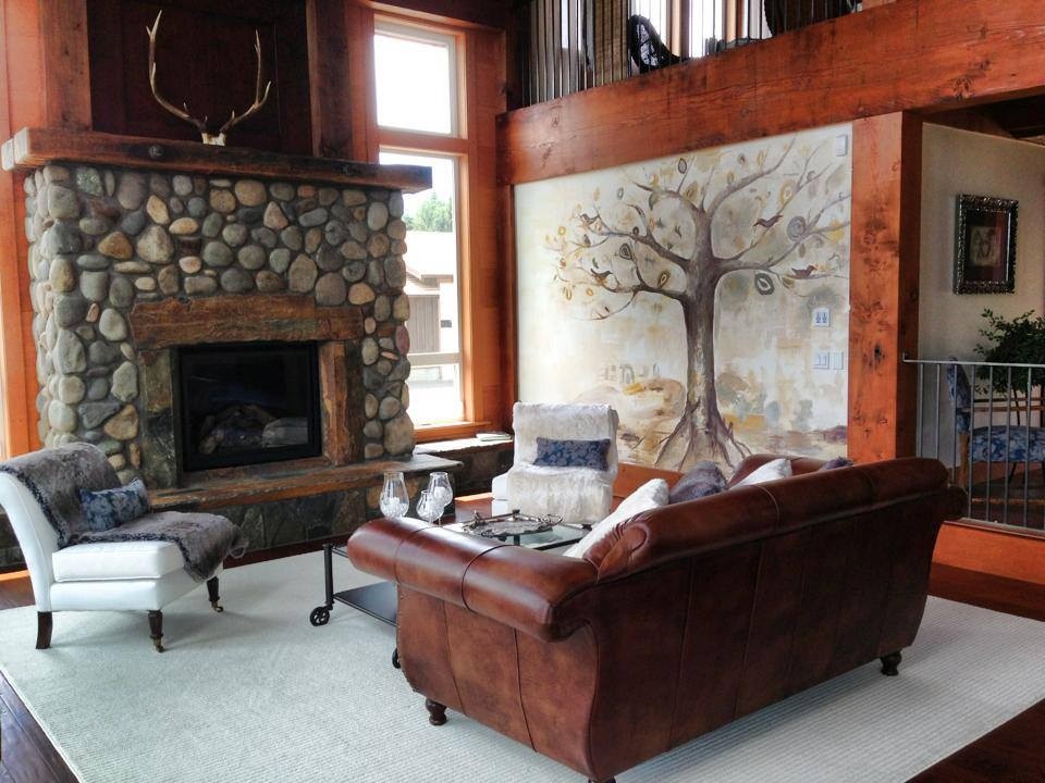 Ejemplo de salón para visitas tipo loft de estilo de casa de campo grande con paredes blancas, suelo de madera oscura, todas las chimeneas, marco de chimenea de piedra y televisor en una esquina
