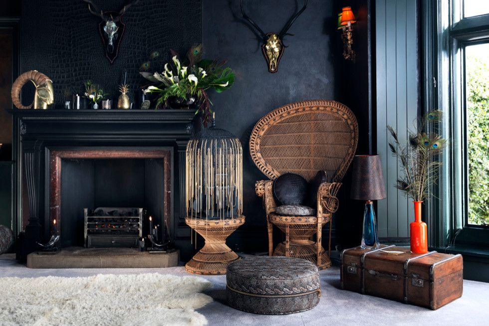 コーンウォールにあるエクレクティックスタイルのおしゃれなリビング (黒い壁、標準型暖炉) の写真