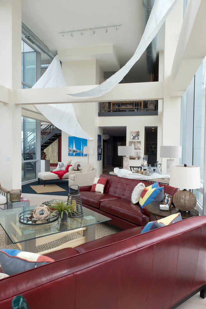 Стильный дизайн: открытая гостиная комната в морском стиле - последний тренд