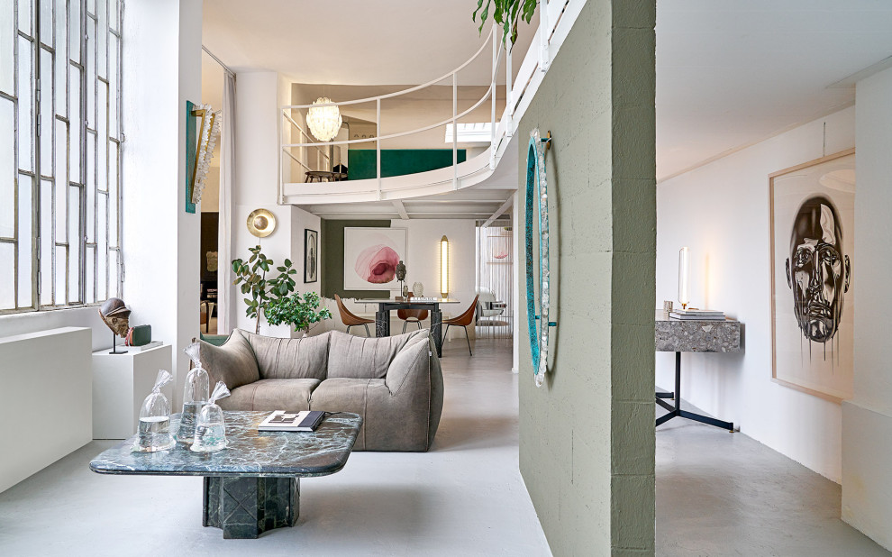 Idee per un soggiorno contemporaneo aperto con pareti bianche, pavimento in cemento e pavimento grigio