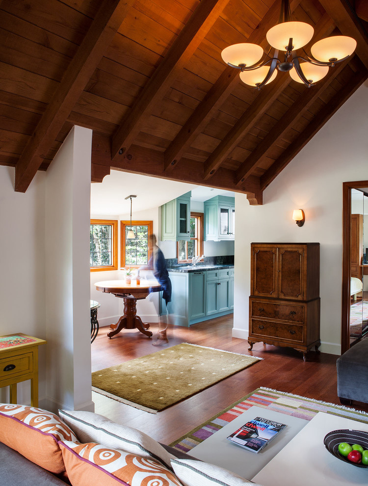 Idée de décoration pour un petit salon tradition ouvert avec un mur blanc, parquet foncé et aucune cheminée.