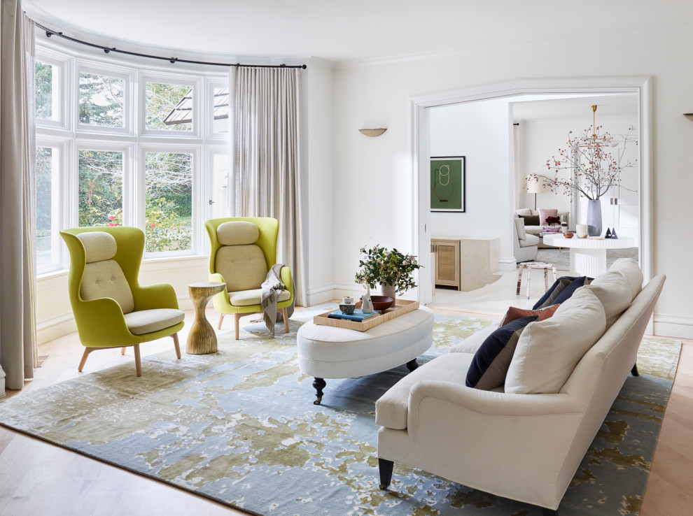 Пример оригинального дизайна: большая изолированная гостиная комната в классическом стиле с белыми стенами, светлым паркетным полом и коричневым полом