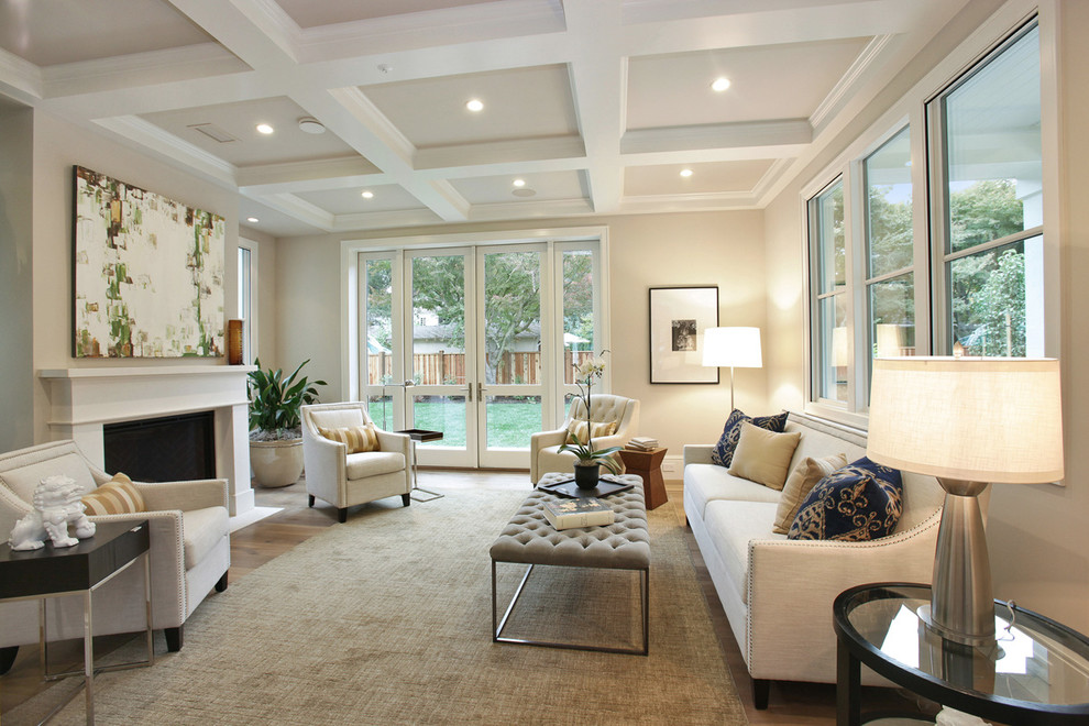 Repräsentatives Klassisches Wohnzimmer mit beiger Wandfarbe, dunklem Holzboden und Kamin in San Francisco