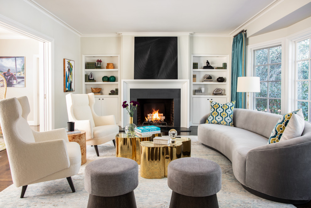 Стильный дизайн: изолированная гостиная комната в стиле неоклассика (современная классика) с бежевыми стенами, темным паркетным полом, стандартным камином, телевизором на стене, коричневым полом и синими шторами - последний тренд