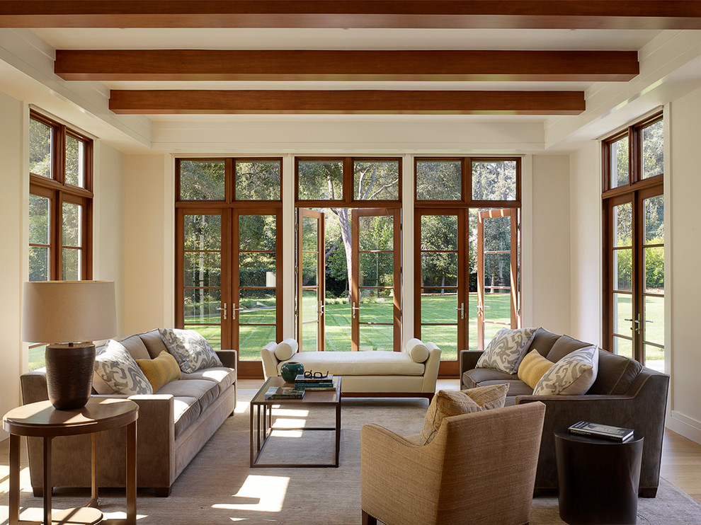 Ispirazione per un soggiorno classico con pareti beige, pavimento in legno massello medio e pavimento marrone