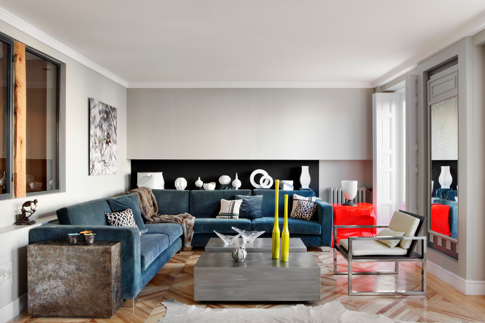 Großes, Repräsentatives, Fernseherloses, Abgetrenntes Modernes Wohnzimmer ohne Kamin mit grauer Wandfarbe und braunem Holzboden in Madrid