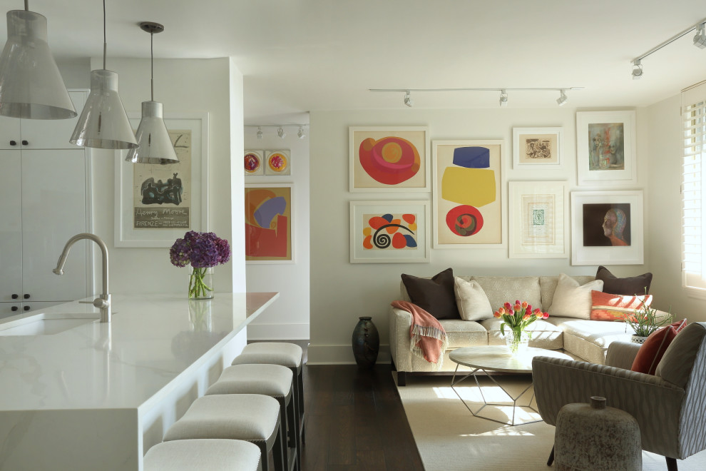 Foto di un soggiorno classico aperto con pareti bianche, parquet scuro e pavimento marrone