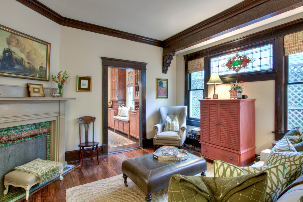 Klassisches Wohnzimmer mit beiger Wandfarbe und braunem Holzboden in Atlanta
