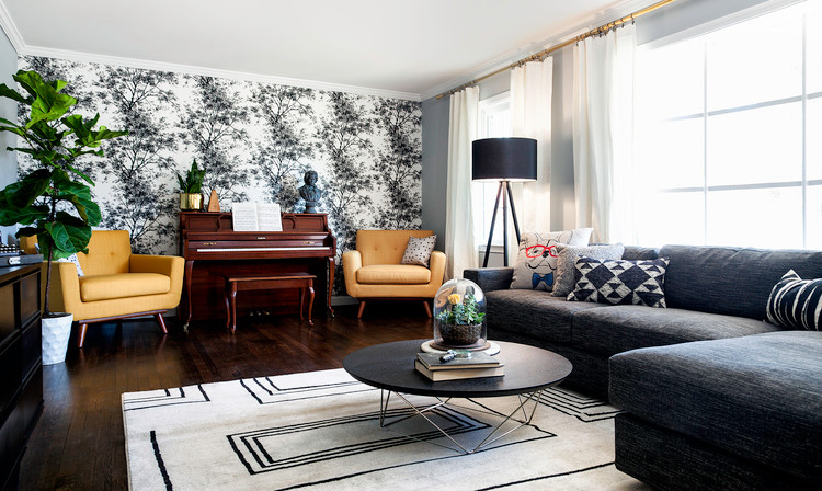 Источник вдохновения для домашнего уюта: парадная, изолированная гостиная комната среднего размера в стиле фьюжн с серыми стенами и темным паркетным полом без камина, телевизора