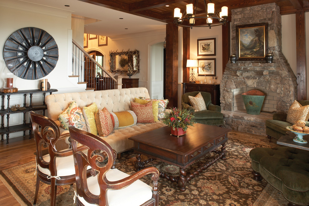 Пример оригинального дизайна: парадная гостиная комната среднего размера в стиле рустика с стандартным камином, фасадом камина из камня, белыми стенами и светлым паркетным полом