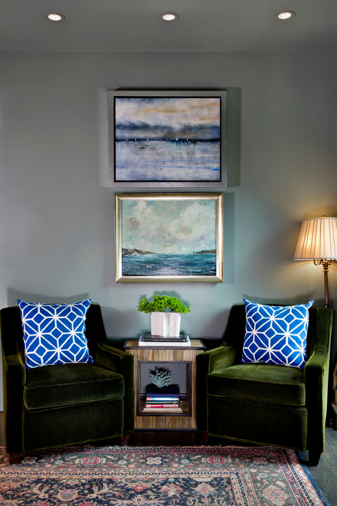 Источник вдохновения для домашнего уюта: парадная, изолированная гостиная комната среднего размера в классическом стиле с синими стенами и темным паркетным полом