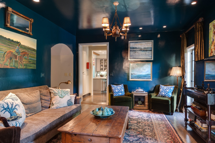 Esempio di un soggiorno tradizionale di medie dimensioni e chiuso con pareti blu e parquet scuro