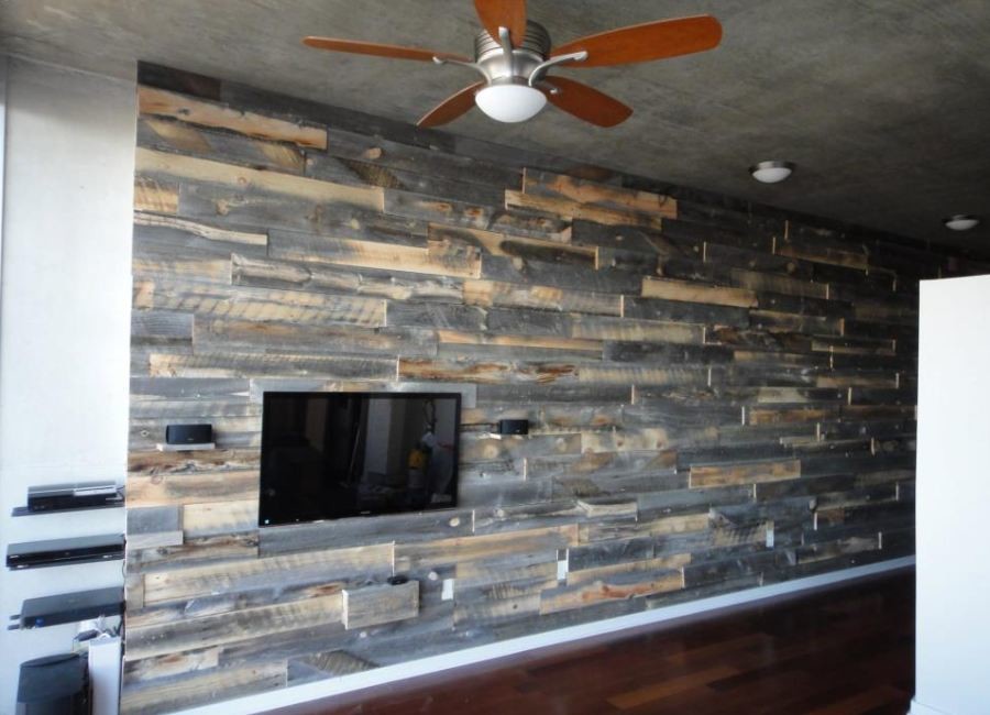 Diseño de salón tipo loft contemporáneo de tamaño medio con paredes grises, suelo de madera oscura y televisor colgado en la pared