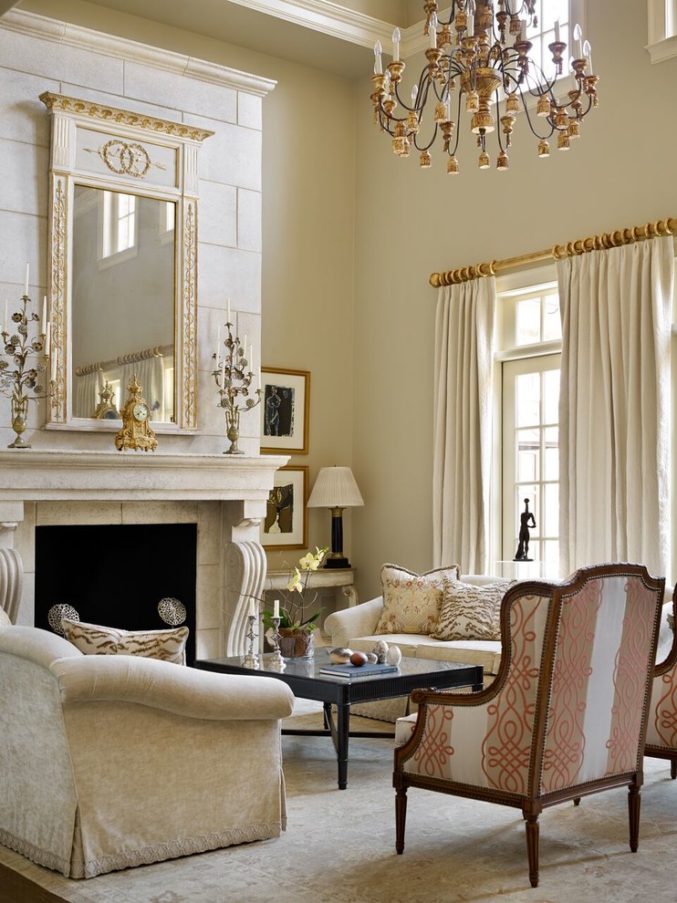 Источник вдохновения для домашнего уюта: парадная гостиная комната в классическом стиле с бежевыми стенами, стандартным камином и ковром на полу