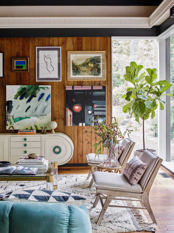 Источник вдохновения для домашнего уюта: гостиная комната в стиле ретро с панелями на части стены