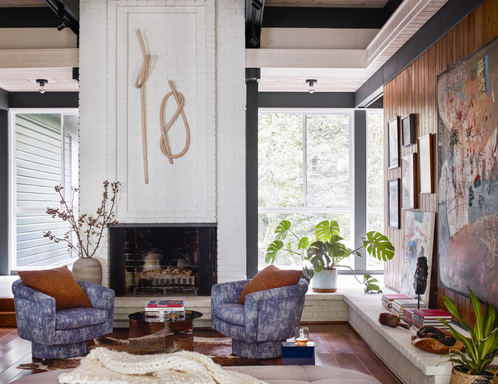 Cette image montre un salon traditionnel en bois avec une salle de réception, un mur gris, un sol en bois brun, une cheminée standard, un manteau de cheminée en brique, aucun téléviseur, un sol marron et un plafond en bois.