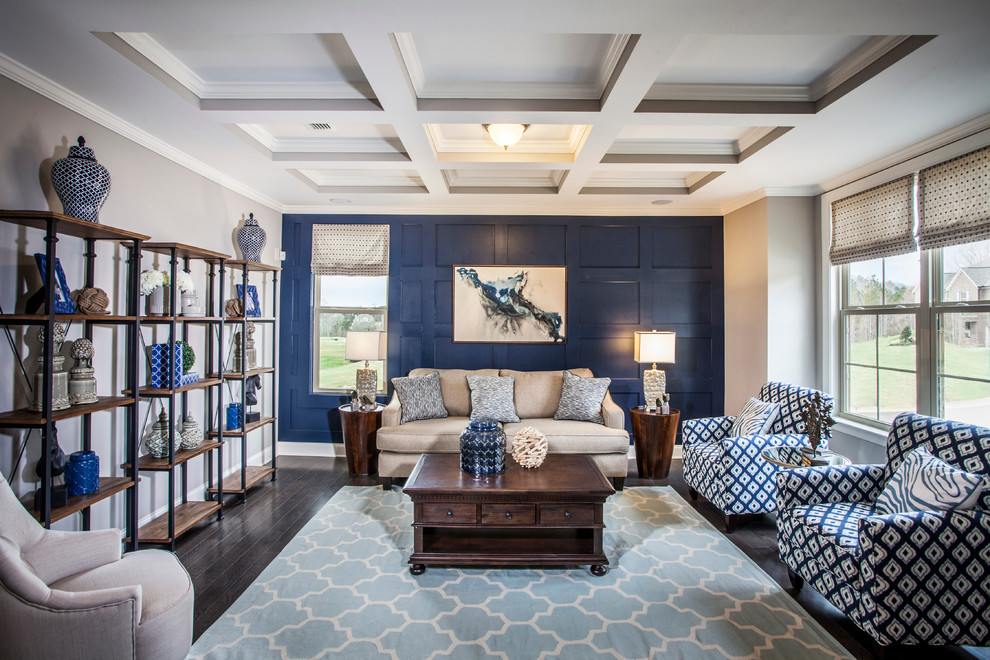На фото: открытая гостиная комната в стиле неоклассика (современная классика) с синими стенами, темным паркетным полом и акцентной стеной без телевизора