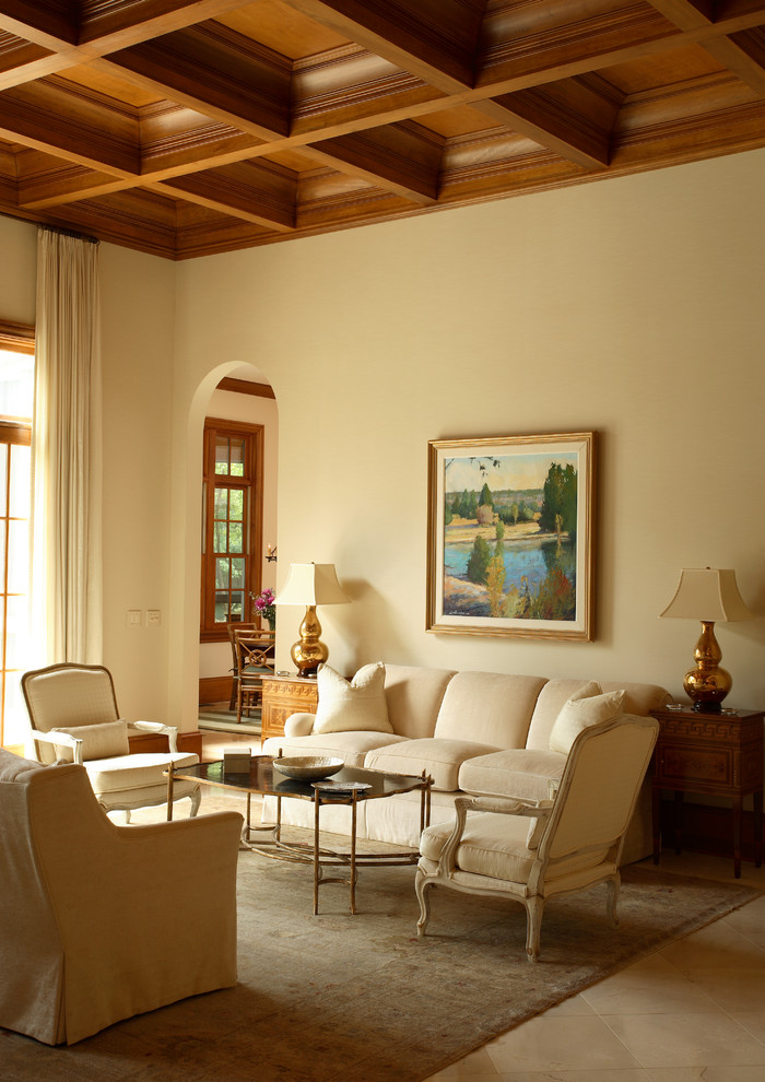 Ispirazione per un soggiorno mediterraneo chiuso con sala formale, pareti beige, nessuna TV e pavimento beige
