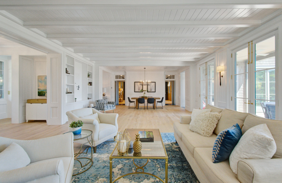 Ispirazione per un ampio soggiorno stile marino con parquet chiaro, camino classico, soffitto in perlinato e pareti in perlinato