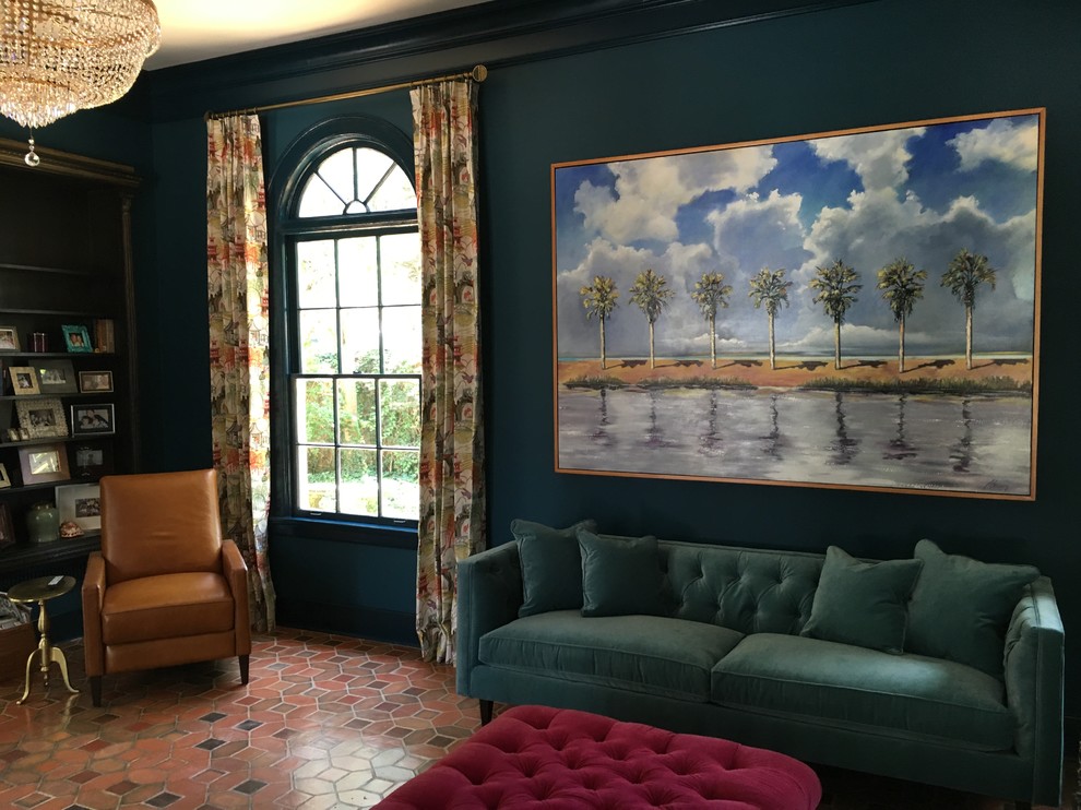 Idée de décoration pour un grand salon vintage fermé avec tomettes au sol et un téléviseur fixé au mur.