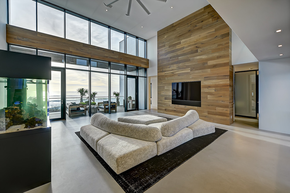 Offenes, Großes, Repräsentatives Modernes Wohnzimmer ohne Kamin mit weißer Wandfarbe, Betonboden, Multimediawand und grauem Boden in Jacksonville