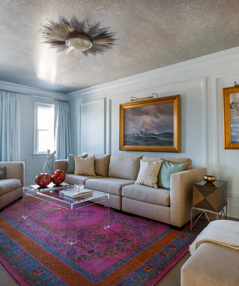 Foto di un grande soggiorno costiero chiuso con pareti blu e pavimento marrone