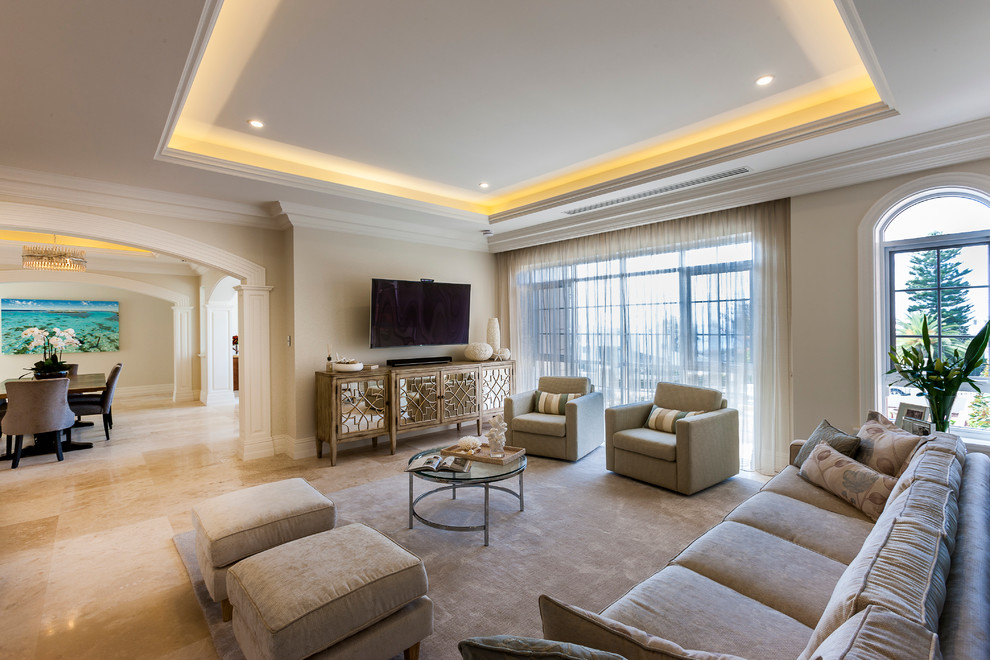 Idee per un grande soggiorno classico aperto con sala formale, pareti beige, pavimento in travertino e TV a parete