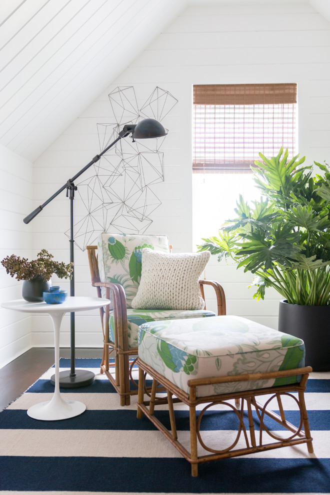 Esempio di un soggiorno boho chic di medie dimensioni con pareti bianche e pavimento in legno massello medio