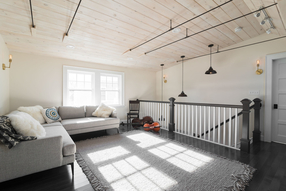 Exemple d'un grand salon romantique ouvert avec une salle de musique, un mur blanc, parquet foncé et un sol gris.