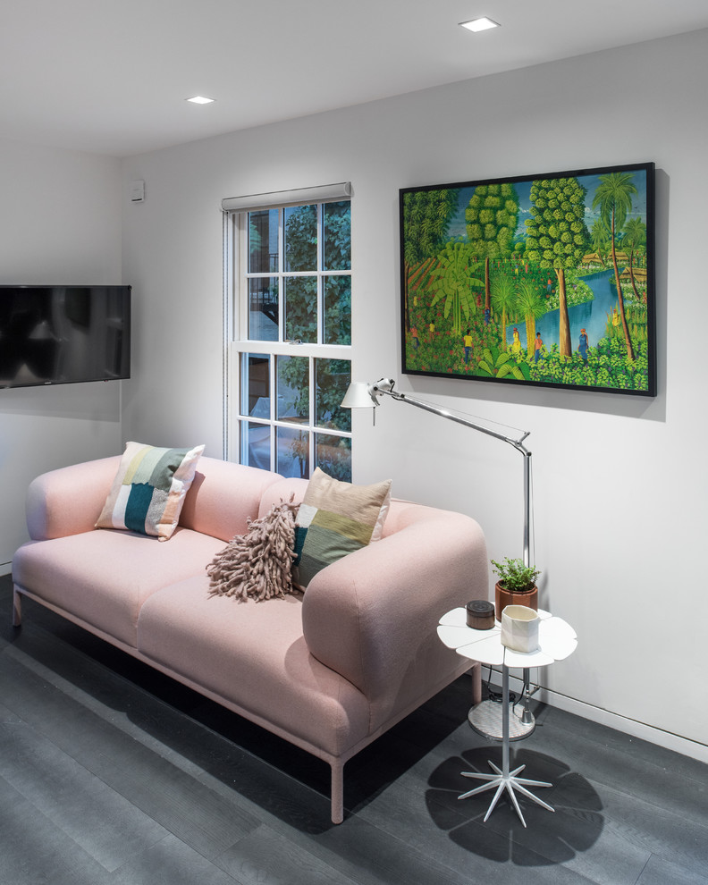 Diseño de salón tipo loft minimalista pequeño con paredes blancas, suelo de madera oscura y televisor colgado en la pared